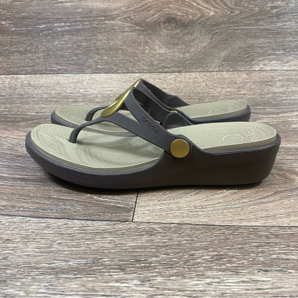 Crocs Sarah Brown Gold Metal block Women’s Wedge Sandals Flip Flops Size 6 Shoes - Picture 1 of 11